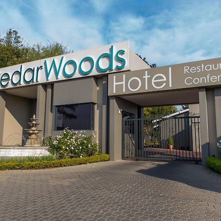 Cedarwoods Of Сандтън Екстериор снимка